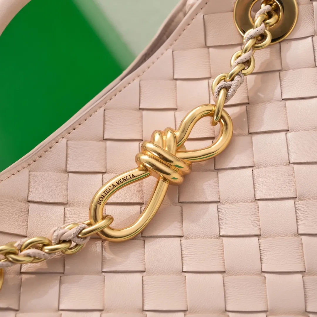 Batch 1960 BOTTEGA VENETA 2024 spring and summer new small ANDIAMO chain bag is also available! 🔥🔥I believe many friends have been waiting for a long time. The metallic chain adds a touch of sophistication to the original softness and elegance of Andiamo. The collision of classic craftsmanship and elegance creates a different kind of beauty. Style number: 6008 Size: 25*22*10.5cm